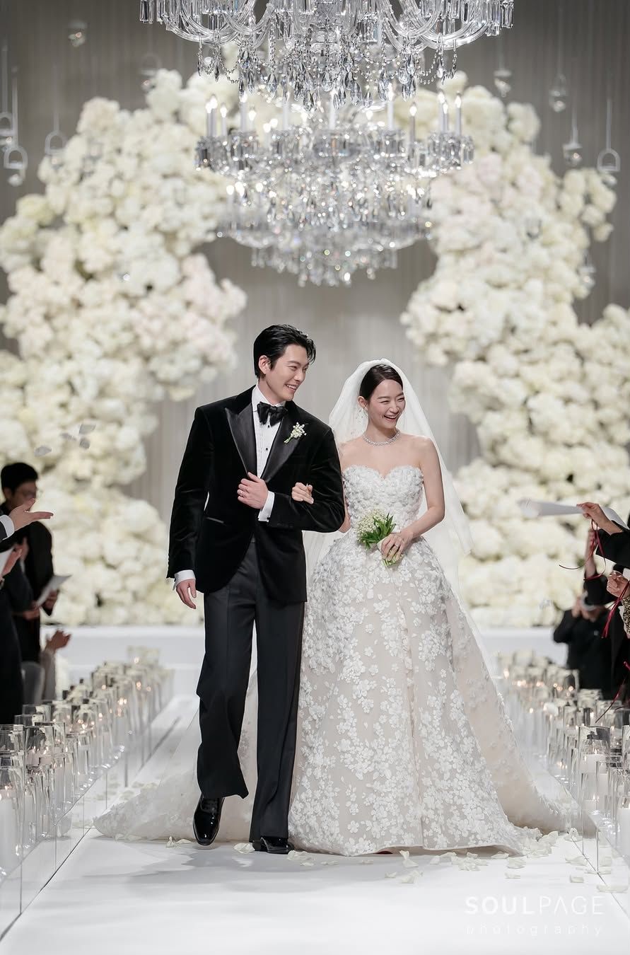 The Details of Shin Min Ah's Wedding Ensemble—Plus, a Look Back on the  Actress as a K-Drama Bride | ABS-CBN Metro.Style, image size:891x1350