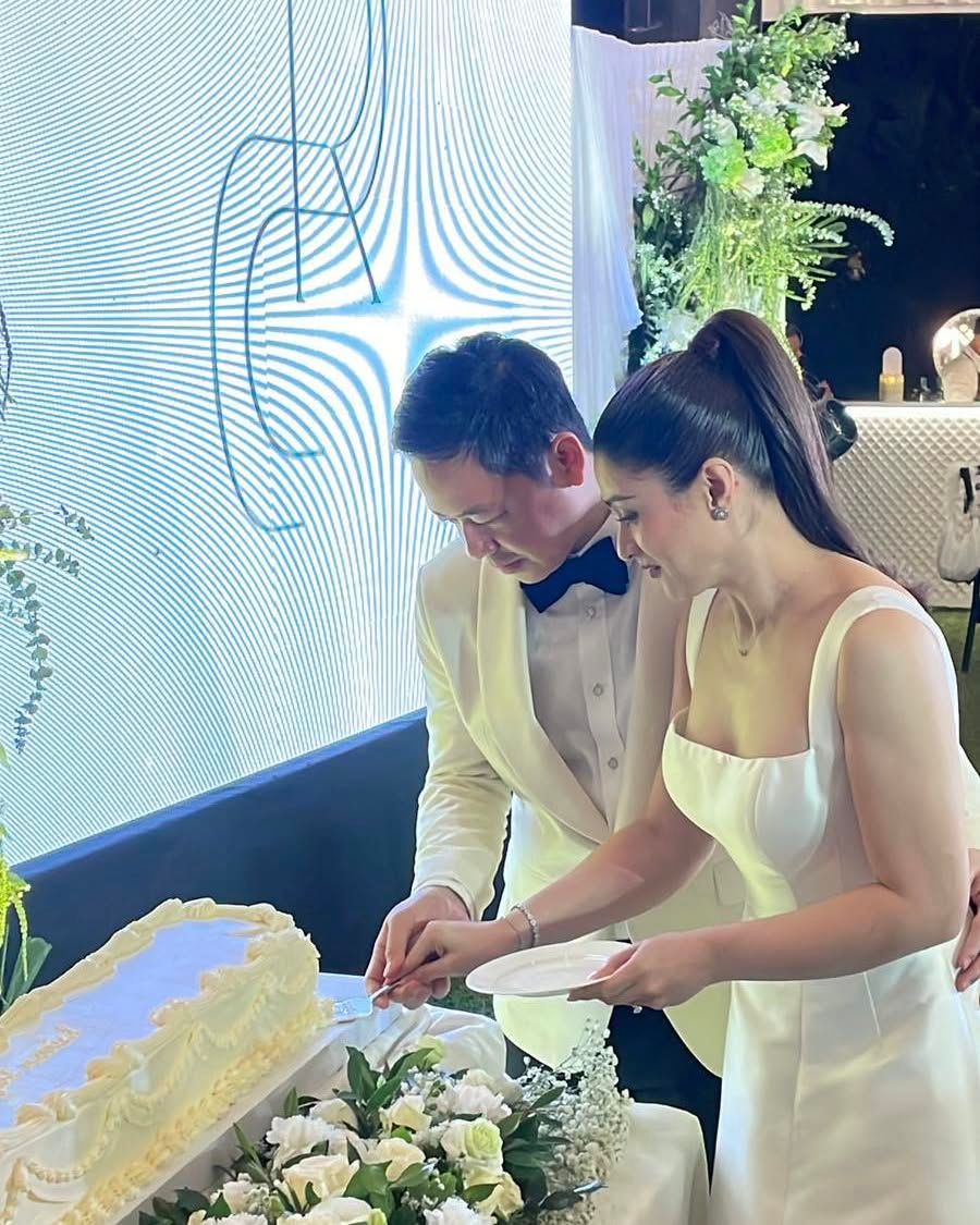 Lauren Sánchez Bezos (@laurenwsanchezbezos) and @jeffbezos are officially  married! The bride stunned in a custom @dolcegabbana gown, inspired by  Sophia Loren's iconic look from the 1958 film Houseboat. #wedding #fashion  #paris #bride #, image size:900x1125