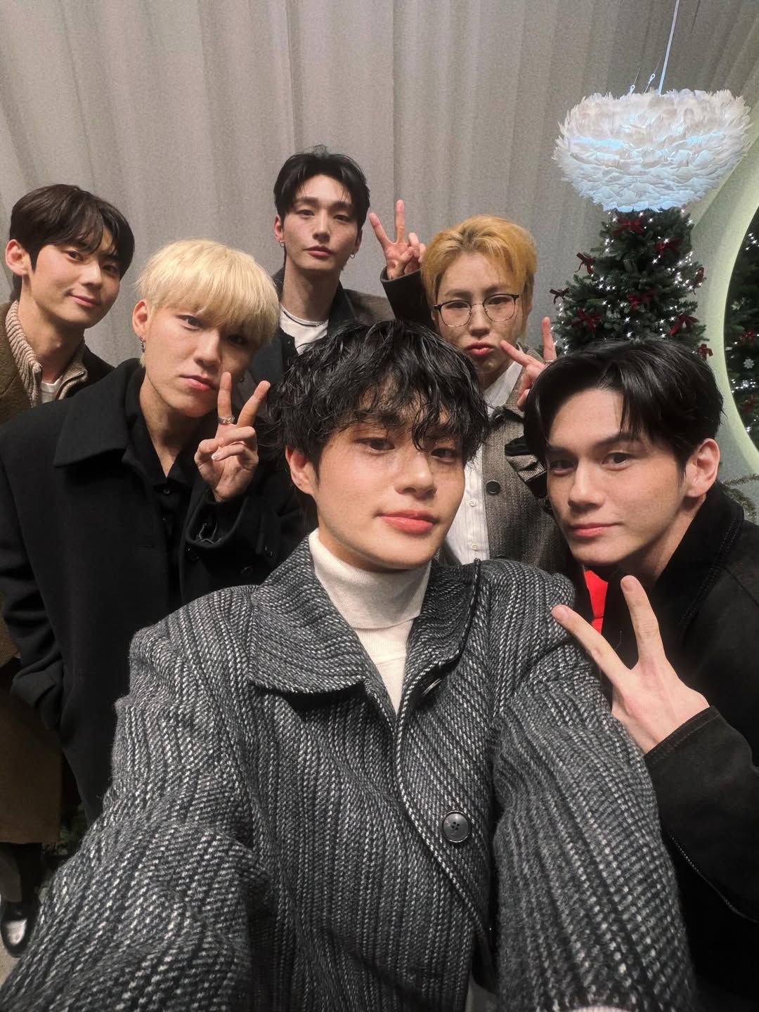 Wanna One snaps group photo ahead of reunion show | ABS-CBN