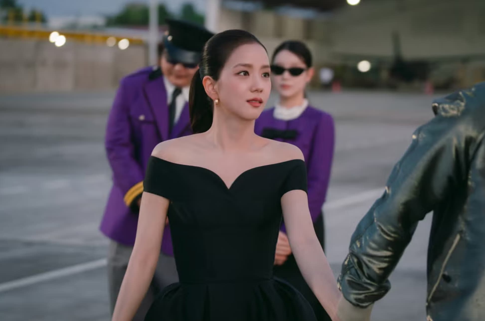 jisoo purple dress Blackpink's Jisoo attends Dior show with a striking colour choice
