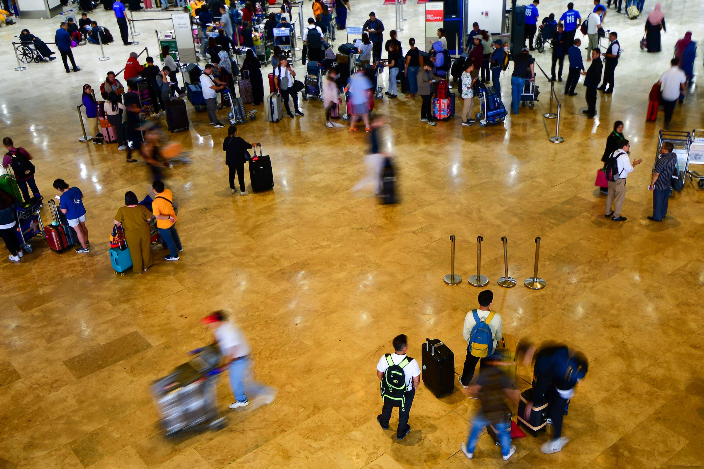 Numerosos pasajeros acuden a la Terminal 1 del Aeropuerto Internacional Ninoy Aquino en Pasay City el 27 de marzo de 2024. Mark Demayo, ABS-CBN News/Archivo
