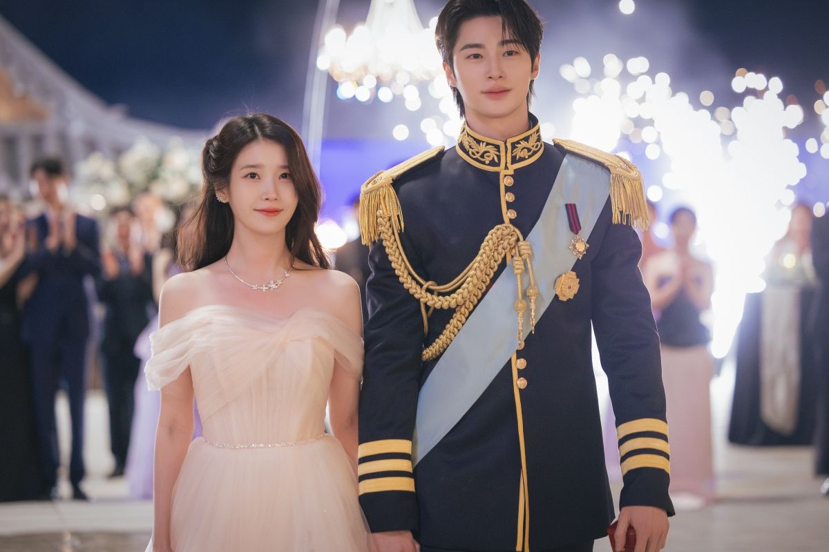Why IU and Byeon Woo Seok's "Perfect Crown" Is Worth Binge-Watching Despite the Controversy | ABS-CBN Metro.Style Why IU and Byeon Woo Seok's "Perfect Crown" Is Worth Binge-Watching Despite the Controversy | ABS-CBN Metro.Style