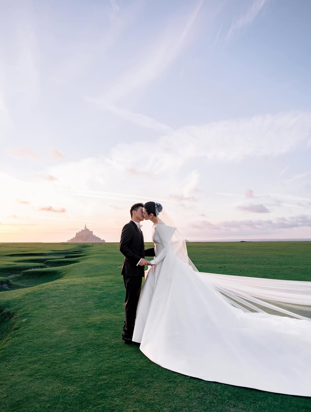 The Breathtaking Details of Ming Xi and Mario Ho's Wedding at Mont Saint Michel's Abbey in France | ABS-CBN Metro.Style The Breathtaking Details of Ming Xi and Mario Ho's Wedding at Mont Saint Michel's Abbey in France | ABS-CBN Metro.Style